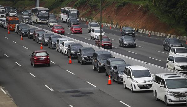 Parah! Tol Jakarta-Cikampek Tetap Macet Meski Sudah Contraflow 3 Lajur