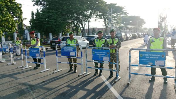 Ratusan Jamaah Salat Id di Alun-Alun Kebumen, Aparat TNI Pastikan Ibadah Khusyuk