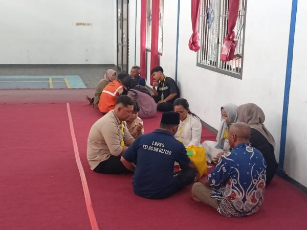 Tangis Haru Warnai Kunjungan Lebaran di Lapas Kelas IIB Blitar, Ratusan Keluarga Melepas Rindu