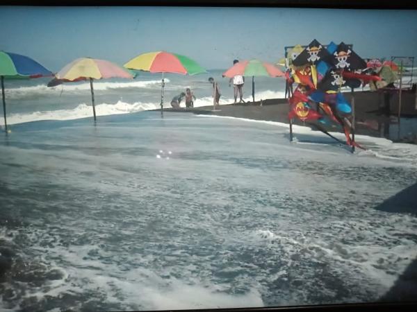 Pantai Depok Bantul Diserbu Wisatawan, Kuliner Laut Tetap Laris Meski Tergenang Air Pasang