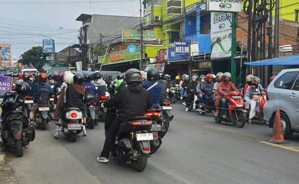 Puncak Arus Balik Diprediksi Besok, Kawasan Padalarang Mulai Dipadati Pemudik yang Kembali