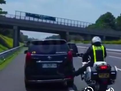 Viral Aksi Heroik Polisi Dorong Mobil Pemudik Mogok Pakai Motor di Tol Purwakarta