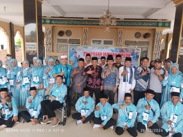 32 Jemaah Umrah Asal Indramayu Diberangkatkan, Camat Ingatkan Jaga Kesehatan dan Nama Baik