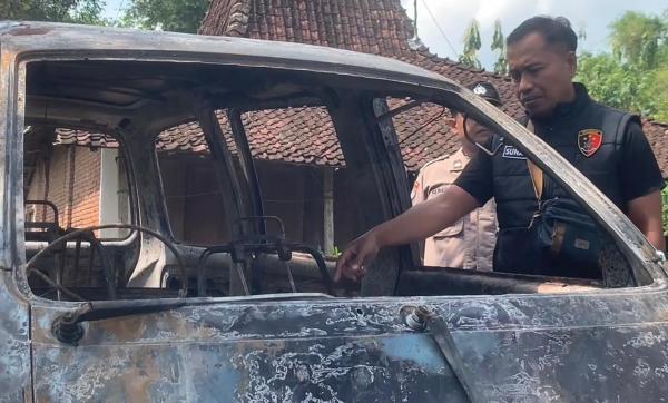 Polisi Ungkap Dugaan Mobil Terbakar di Ponorogo hingga Pemilik Alami Luka Bakar