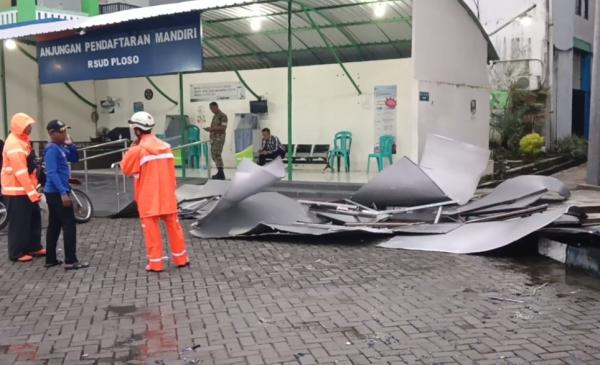 Angin Kencang Mengamuk di Jombang, Rumah Warga dan RSUD Ploso Rusak