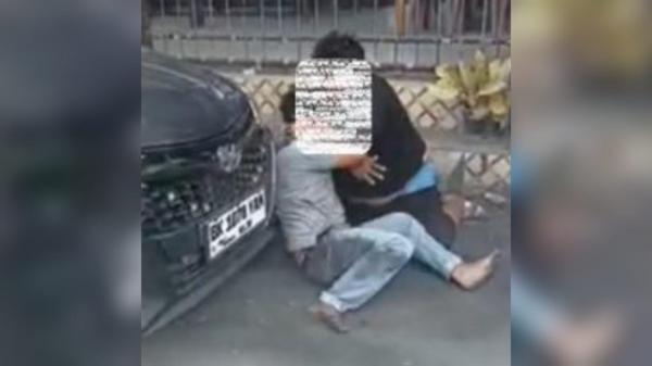 Viral! Bukannya Dilerai, Duel Sopir di Labusel Ini Malah Jadi Tontonan Warga