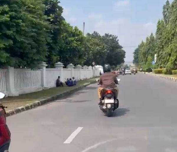 Langkah Nyata Hemat Energi di Karawang: Bupati Gunakan Mobil Listrik Pribadi, Sekda Naik Motor