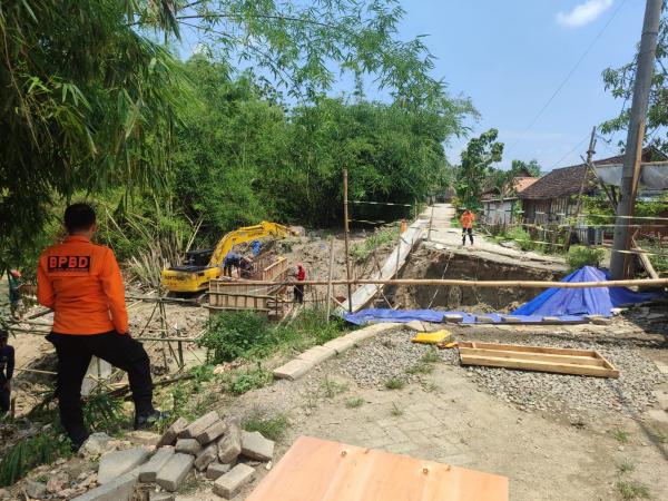 Tanah Longsor Putus Jalan Poros Desa di Tambakrejo Bojonegoro, Akses Warga Terhenti