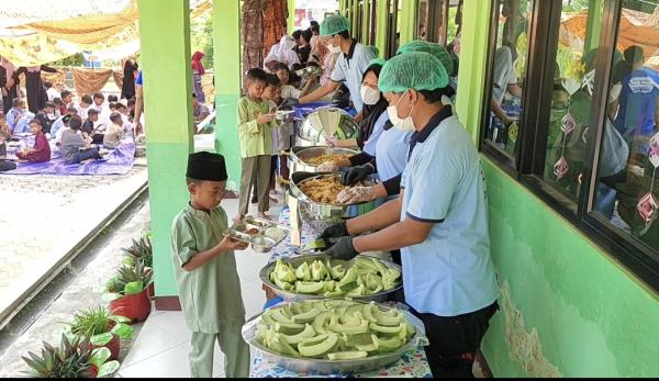 Diserbu Siswa! Makan Gratis Gaya Prasmanan Bikin Anak-Anak Pangandaran Makin Semangat Sekolah