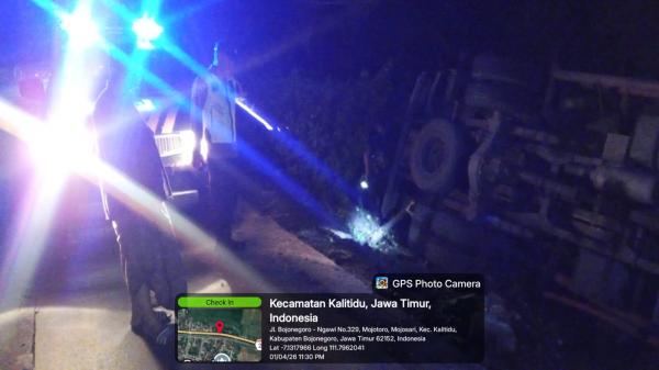Truk Oleng dan Terguling di Jalan Raya Kalitidu Bojonegoro, Begini Kronologi dan Kondisi Korban