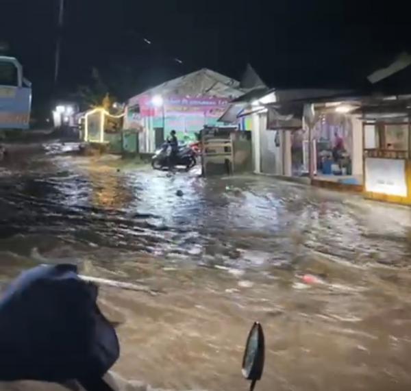 Tanggul Kali Cikumpeni Jebol, Permukiman di Tegalwaru Karawang Terendam Banjir