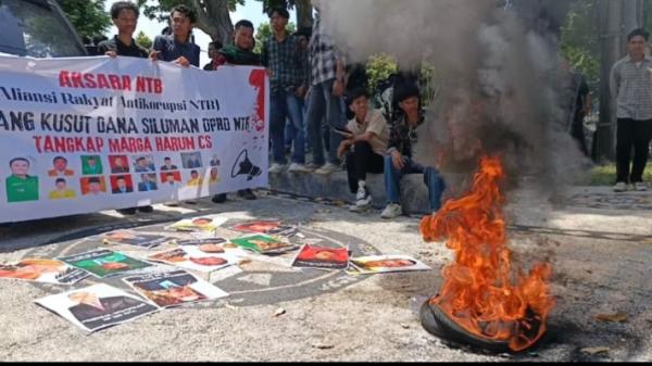 Mahasiswa Bakar Ban di Kejati NTB, Tuntut Penetapan Tersangka Baru Gratifikasi Dana Siluman DPRD NTB