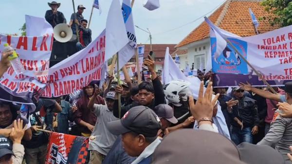 Demo Warga Pesisir Indramayu Ricuh, Massa Rusak Fasilitas Umum dan Walk Out dari Audiensi