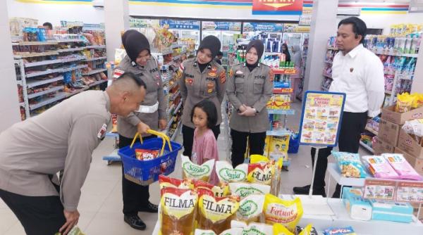 Kapolres Salurkan Bantuan untuk Korban Kebakaran, Polisi Lakukan Trauma Healing bagi Anak