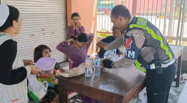 Tak Sekadar Atur Lalu Lintas, Polisi Banyuwangi Tunjukkan Aksi Simpatik yang Bikin Pemudik Terharu