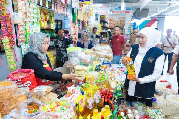 Khofifah Tinjau Pasar Legi Ponorogo, Pastikan Harga Bahan Pokok Stabil Pasca Lebaran