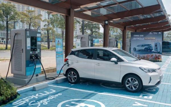 Summarecon Mall Bekasi Sediakan SPKLU Signature, Isi Daya EV Cuma 20 Menit!