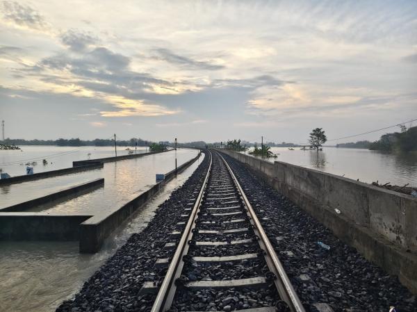Jalur KA Karangjati–Gubug Tergenang Banjir, 8 Kereta Terlambat