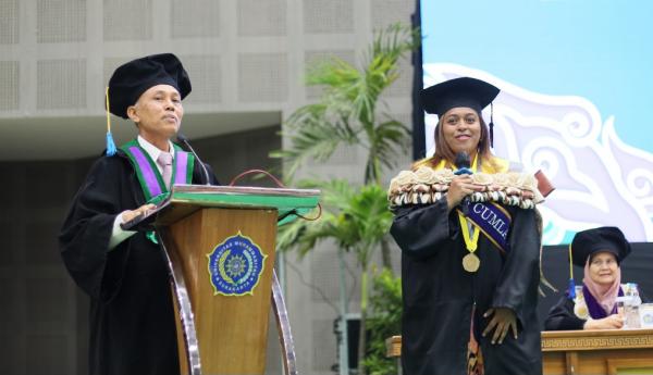 Cerita Haru Wisudawati Fiji di UMS, Kenakan Busana Khas di Hari Kelulusan
