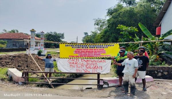 Petani Jono Sragen Bongkar Saluran Irigasi, Kecewa Normalisasi Tak Kunjung Jalan