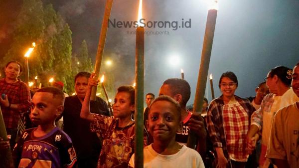 Ribuan Umat Kristiani di Sorong Rayakan Paskah dengan Pawai Obor Tegaskan Persatuan dan Pesan Damai