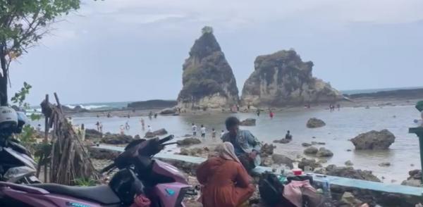 Pesona Pantai Tanjung Layar Sawarna, Ikon Wisata Lebak dengan Batu Karang Mirip Layar Kapal