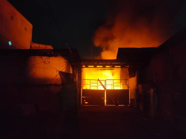 Gudang Daur Ulang Plastik di Sidoarjo Ludes Terbakar, Ini Dugaan Penyebabnya