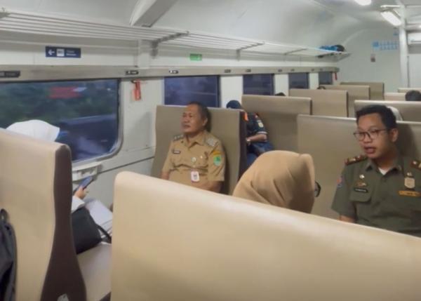 Hemat BBM dan Waktu, Wabup Maslani Naik Kereta ke Kantor