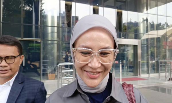 Setyowati Anggraini Saputro Istri Ono Surono Diperiksa KPK, Ditanya Wartawan Senyum-Senyum Saja