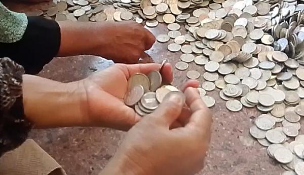 Petambak Indramayu Datangi Pendopo, Bawa Tiga Karung Uang Koin untuk Ganti Kerusakan Fasilitas Umum