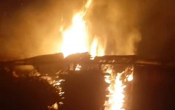 Kebakaran di Jombang Dipicu Korsleting Listrik, Gudang Produksi Pentol Hangus Dilahap Api