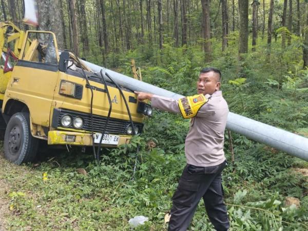 Diduga Hilang Kendali, Truk Hantam Pohon di Jalan Kawasan Hutan Bubulan–Temayang