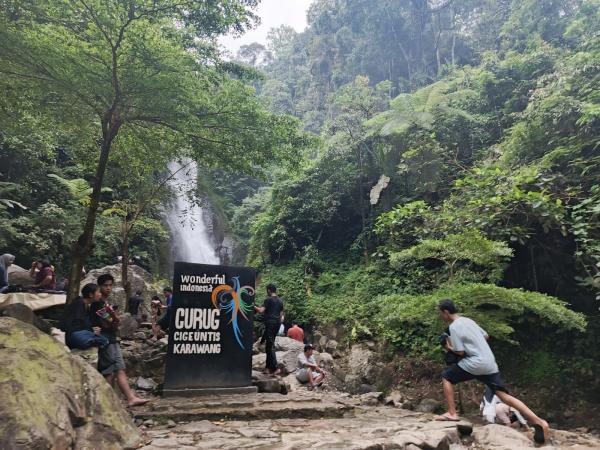 Jadi Destinasi Wisata Favorit, Curug Cigentis Karawang Diserbu Ribuan Wisatawan Selama Libur Lebaran
