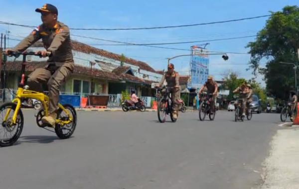 Hemat Energi, Petugas Satpol PP Ngawi Pakai Sepeda Angin saat Patroli