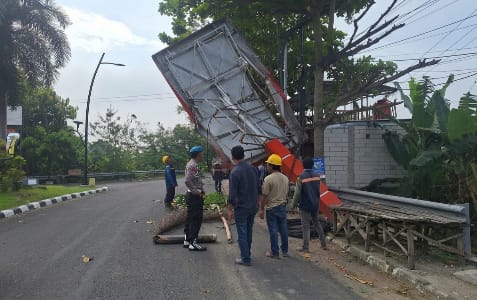 Kabel Tersangkut Truk, 2 Billboard dan 4 Tiang PLN Ambruk Dekat Jembatan Glendeng Bojonegoro