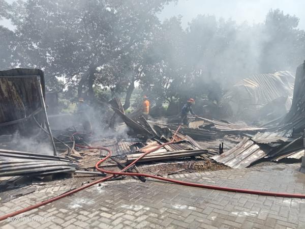 Api Melalap Mes dan Gudang Proyek di Southlake Residence Juanda Sidoarjo