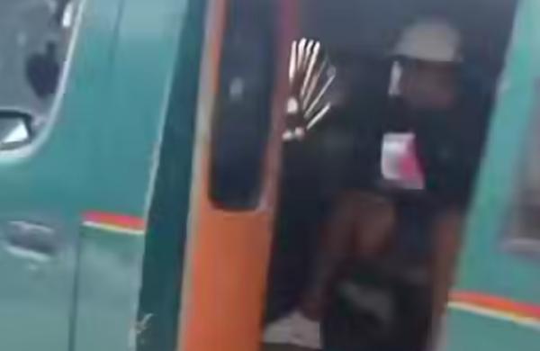 Ngeri! Angkot di Medan Dibajak Begal Berparang, Dua Wanita Lompat Keluar Berujung Terluka Parah