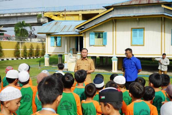 Hapus Tradisi Ngutang Baju Sekolah, Agung Garansi Seragam Gratis Bagi Siswa Kurang Mampu di Pekanbar