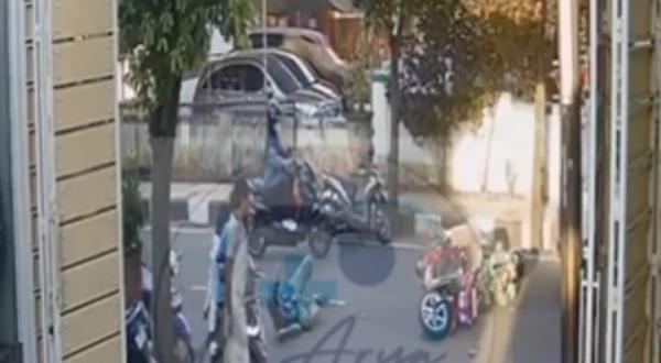 Hendak Antri LPG Langka, Lansia di Tuban Tertabrak Motor Saat Menyeberang Jalan yang Padat Kendaraan