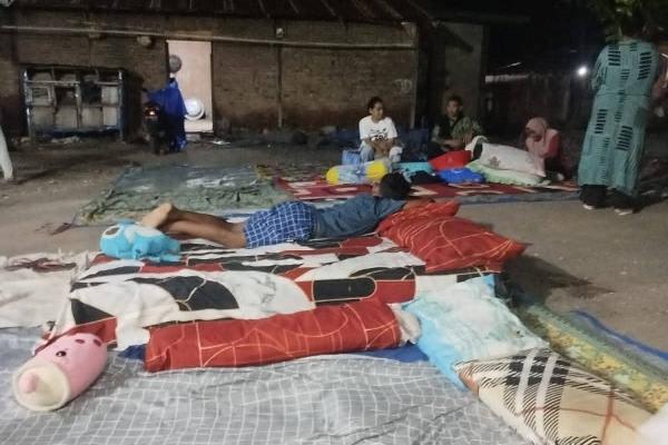 Khawatir Gempa Susulan, Warga di Adonara Bermalam di Halaman Rumah