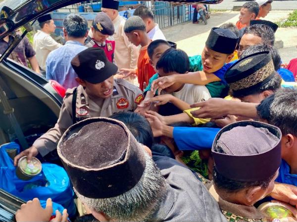 Bagikan 300 Nasi Kotak, Program Jumat Berkah Polsek Sekupang Disambut Antusias Jemaah