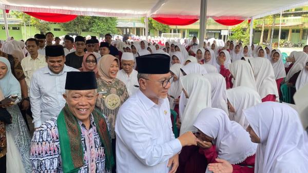Kunjungi Bojonegoro, Menko Pangan Zulkifli Hasan Dorong Percepatan MBG di Pondok Pesantren