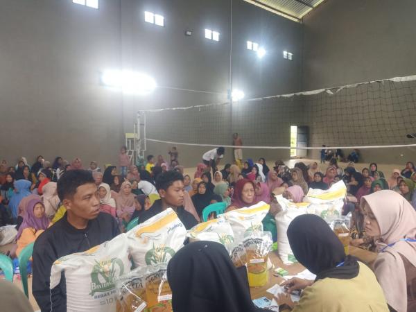 Jaga Stabilitas Harga, Bulog Banyumas Salurkan Bantuan Pangan di Banjarnegara