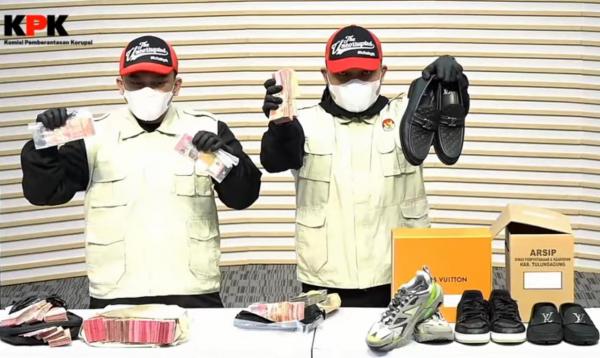 Deretan Sepatu Bupati Tulungagung Gatut Sunu Seharga Rp129 Juta yang Disita KPK