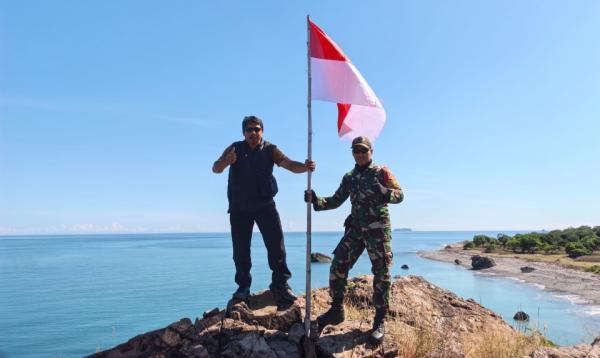 Harumkan NKRI, TNI Perbatasan dan Satgas Citarum Bais Ganti Merah Putih Lusuh dengan Baru di Oepoli