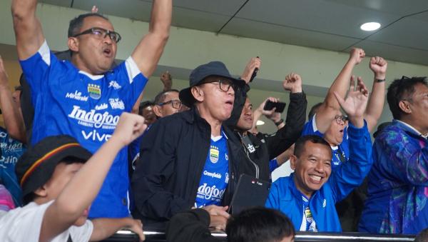 Kokoh di Puncak Menuju Hattrick Juara, Hadirnya Iwan Bule di GBLA Suntikan Energi untuk Persib