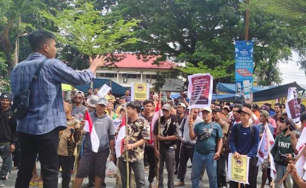 Ratusan Warga dan Mahasiswa Pelalawan Kepung Kantor Gubernur Riau, Tolak Relokasi dari TNTN