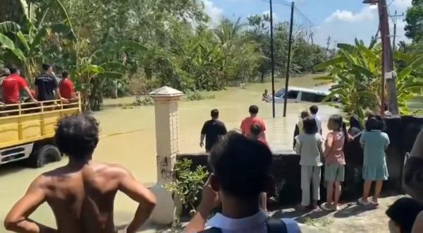 Nekat Terjang Banjir, Minibus Nyaris Terseret Arus Banjir di Grobogan Dievakuasi Dramatis oleh Warga