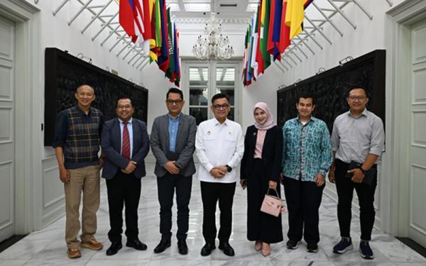 KPID Jabar Sampaikan Penelitian soal Pergeseran Interaksi Sosial ke Gubernur Lemhannas RI