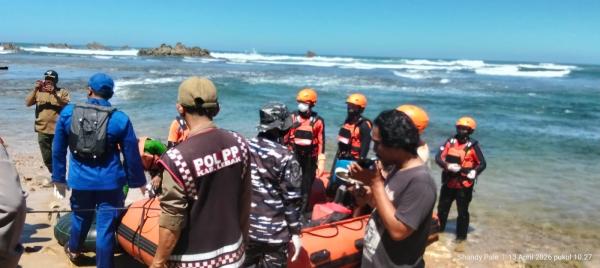Tim SAR Gabungan Temukan Wisatawan China yang Terseret Ombak di Pantai Cikesal Lebak